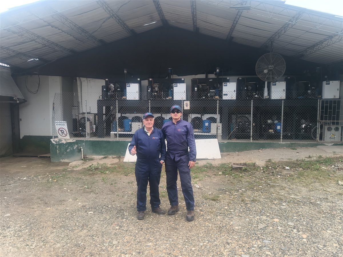Integrantes del equipo de Elipack en una instalación industrial